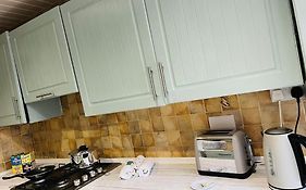 The White House - Cheerful 3 Bedroom Home In Wigan - Ince - Sleeps 7 - Parking - Work Space - Great Motorway Links