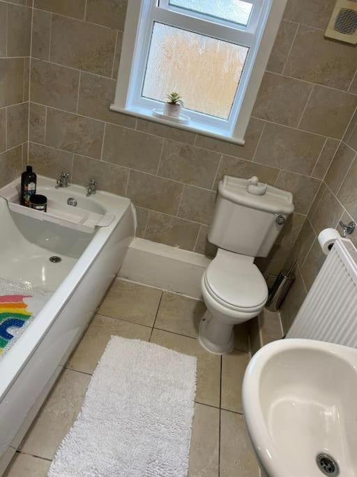 The White House: Cheerful 3-Bedroom Home in Wigan Ince-in-Makerfield Exterior photo